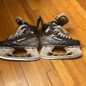 Bauer Vapor Skates in Black and White- size 2